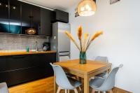 Kuchyňa alebo kuchynka v ubytovaní Modern 70m Apartment With Private Garden Metro
