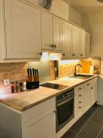 A kitchen or kitchenette at Charmante Wohnung Nahe Wiener Stadthalle