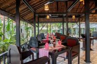 un restaurant avec des tables et des chaises et une terrasse dans l'établissement The Oasis Harbor, à Siem Reap