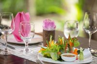 une table avec une assiette de nourriture et des verres à vin dans l'établissement The Oasis Harbor, à Siem Reap