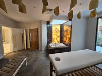 Postel nebo postele na pokoji v ubytování Cebeci Towers Luxury