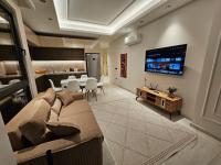TV a/nebo společenská místnost v ubytování Cebeci Towers Luxury