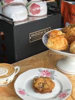 een tafel met twee borden koekjes en een kop koffie bij Camping la Kahute - Tente tipi au coeur de la fôret in Carcans