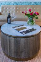 ホワイトヘイブンにあるGeorgian House Hotelのワイングラスと花が置かれた丸いテーブル