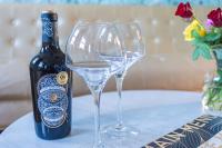 ホワイトヘイブンにあるGeorgian House Hotelのテーブルの上にワインのボトルとグラス2つ