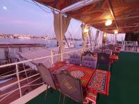 Un barco con dos sillas en la cubierta de un barco. en Moon Boat, en Luxor
