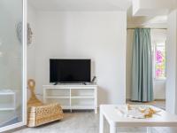 TV a/nebo společenská místnost v ubytování Almira Hotel