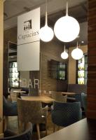 ein Restaurant mit Tischen, Stühlen und Lichtern in der Unterkunft Dali Hôtel Montauban in Montauban