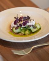 Comida en o cerca de este resort