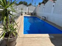 Bazén v ubytování Private oasis with its own pool near the beach Urla'da Özel Havuzlu Evde Konakla nebo v jeho okolí
