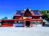 ein Gebäude mit Sonnenkollektoren darüber in der Unterkunft Aterman's Cottages in Perşani