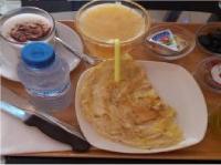 Una mesa con un plato de comida sobre una mesa. en sanmao eko, en Laayoune