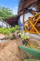 um grupo de vasos de plantas em frente a um edifício em The Baysura Arugambay em Baía de Arugam
