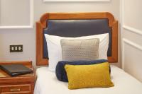 Ein Bett oder Betten in einem Zimmer der Unterkunft Lancaster Gate Hotel