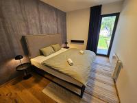 Postel nebo postele na pokoji v ubytování DeLuxe apartmán s terasou Janské Lázně 3 Ski&Bike by AlkaTravel