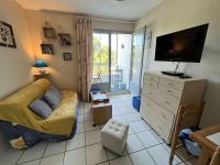 Televízia a/alebo spoločenská miestnosť v ubytovaní Appartement T2 au calme, proche plage et commerces, avec parking privatif - Saint-Hilaire-de-Riez - FR-1-324A-30