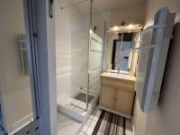 Kúpeľňa v ubytovaní Appartement T2 au calme, proche plage et commerces, avec parking privatif - Saint-Hilaire-de-Riez - FR-1-324A-30