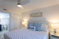 ein Schlafzimmer mit einem Bett mit blauen Kissen darauf in der Unterkunft Pelican&#39;s Landing in Destin