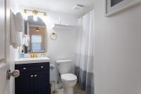 ein Badezimmer mit Toilette, Waschbecken und Spiegel in der Unterkunft Pelican&#39;s Landing in Destin