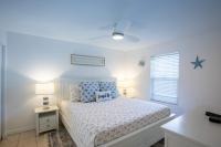 ein Schlafzimmer mit einem Bett und zwei Lampen und einem Fenster in der Unterkunft Pelican&#39;s Landing in Destin