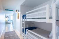 ein Schlafzimmer mit Etagenbetten in einem weißen Zimmer in der Unterkunft Pelican&#39;s Landing in Destin