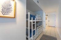 ein Kinderschlafzimmer mit Etagenbetten und einem Flur in der Unterkunft Pelican&#39;s Landing in Destin