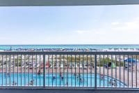 einen Balkon mit Pool- und Strandblick in der Unterkunft Pelican&#39;s Landing in Destin