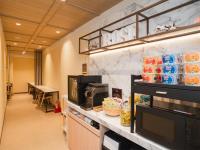 Royal Rose Hotel Zhongshanにあるキッチンまたは簡易キッチン