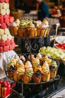 シドニーにあるSheraton Grand Sydney Hyde Parkのビュッフェに並べられたカップケーキとデザート