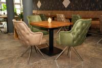 ゴスラーにあるCentral Hotel & Lounge Adult Onlyのテーブル(椅子2脚、キャンドル付テーブル)