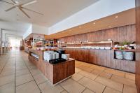 ein Restaurant mit einem Buffet mit Gerichten in der Unterkunft Alua Calas de Mallorca Resort in Cales de Mallorca