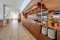 eine große Küche mit Theke in einem Restaurant in der Unterkunft Alua Calas de Mallorca Resort in Cales de Mallorca