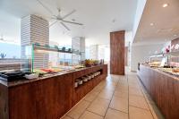 Ein Buffet in einem Restaurant mit Gebäuden im Hintergrund in der Unterkunft Alua Calas de Mallorca Resort in Cales de Mallorca