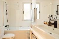 A bathroom at Villa Tramuntana Luxury Sea View Retreat - Cap d'en Font, Menorca