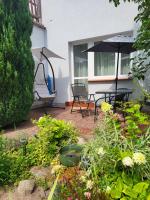 Vonkajšia záhrada v ubytovaní Apartament – 3 pokojowe dwupoziomowe mieszkanie z ogrodem