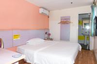 M Hotel Xiamen Haicang Maqing Road Metro Stationにあるベッド
