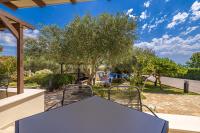 Vonkajšia záhrada v ubytovaní Villa Haya with heated pool