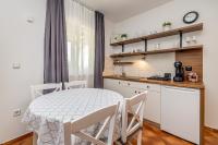 Kuchyňa alebo kuchynka v ubytovaní Villa Haya with heated pool