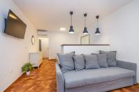 Televízia a/alebo spoločenská miestnosť v ubytovaní Villa Haya with heated pool