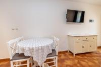 Televízia a/alebo spoločenská miestnosť v ubytovaní Villa Haya with heated pool