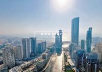 Nespecifikovaný výhled na destinaci Dubaj nebo výhled na město při pohledu z apartmánu
