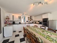 Kuchnia lub aneks kuchenny w obiekcie Maison indépendante avec grand jardin, près de lacs et attractions touristiques, idéale pour famille - FR-1-591-381