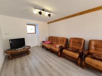 Telewizja i/lub zestaw kina domowego w obiekcie Maison indépendante avec grand jardin, près de lacs et attractions touristiques, idéale pour famille - FR-1-591-381