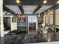 La sala de estar o bar de Penzion a Rybářská bašta U Jesetera