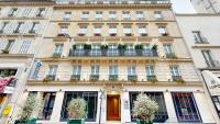 un edificio en París con macetas. en Best Western Hotel Opéra Drouot, en París