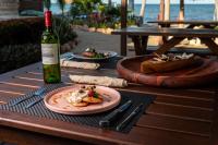 Seiri del Mar في هوبكنز: طاولة مع طبق من الطعام وزجاجة من النبيذ