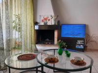Televízia a/alebo spoločenská miestnosť v ubytovaní Athens Christina's Acropolis Apartment