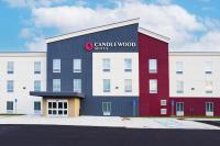 Un edificio con un cartel en el costado. en Candlewood Suites Dothan by IHG, en Dothan