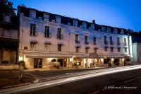 ジアンにあるLogis Hôtel Le Rivageの夜の街路にある大きな白い建物