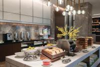 a buffet in a restaurant with food on a table at 南宁安吉希尔顿欢朋酒店 in Nanning